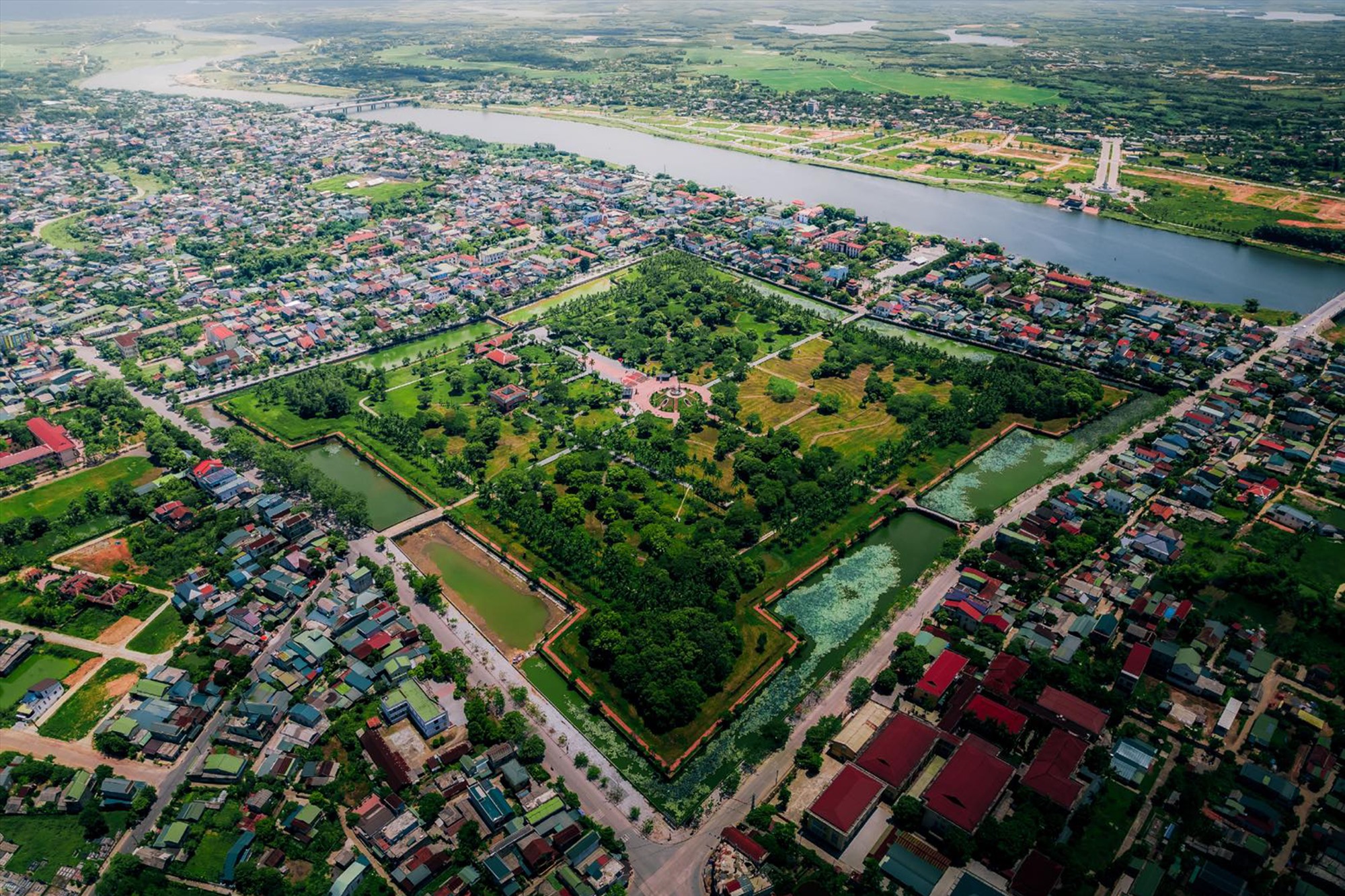 Khu di tích lịch sử đặc biệt quốc gia đôi bờ Hiền Lương- Bến Hải, nơi bắt đầu sự kiện diễu hành cho “Ngày hội đạp xe Vì hòa bình” -Ảnh: THANH LỘC