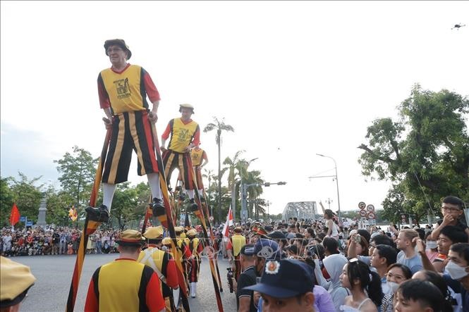 Đoàn nghệ thuật đến từ Bỉ biểu diễn đi cà kheo tại lễ hội. Ảnh: Minh Quyết/TTXVN