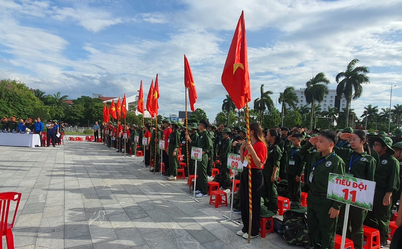 Toàn cảnh lễ xuất quân Chương trình “Học kỳ trong quân đội” năm 2024 - Ảnh: L.N