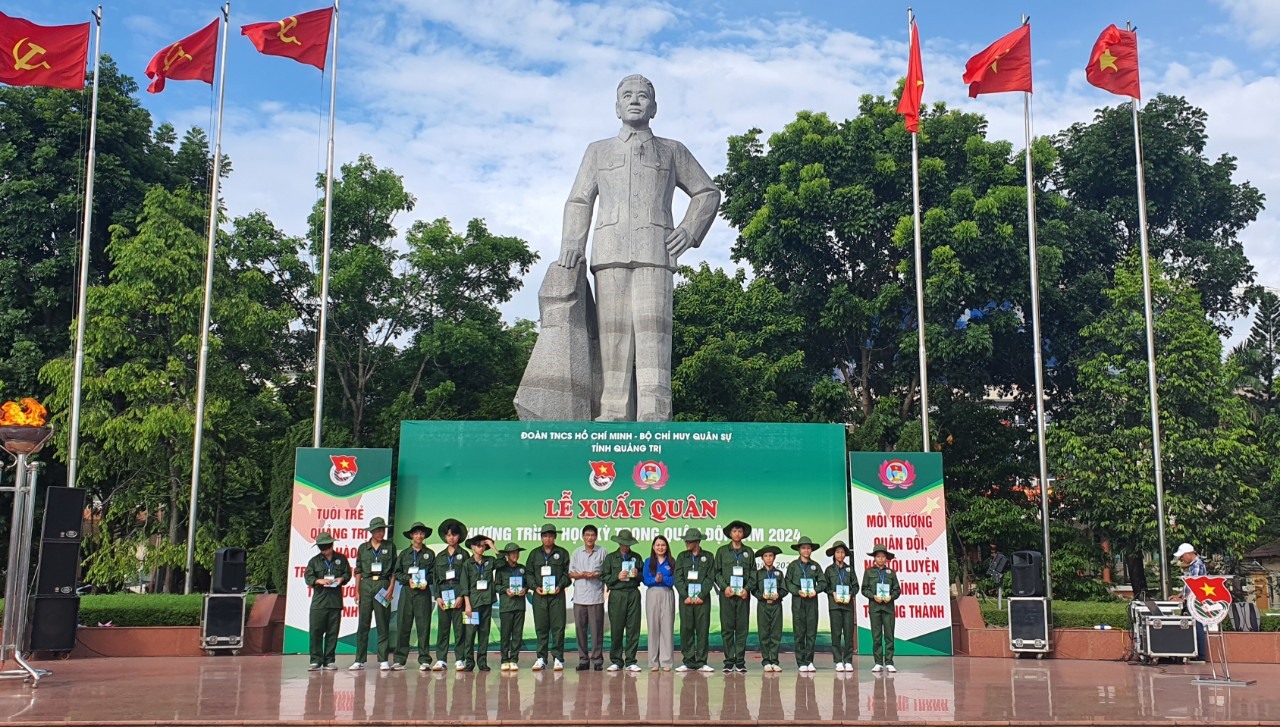 Ban tổ chức tặng quà cho các học viên tham gia Chương trình “Học kỳ trong quân đội” năm 2024 - Ảnh: L.N