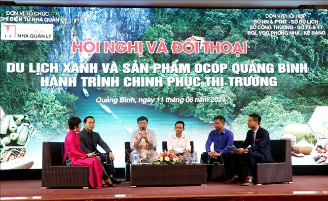 Đại diện lãnh đạo các sở, ngành, đơn vị, doanh nghiệp trên địa bàn tỉnh Quảng Bình tham gia các phiên đối thoại.