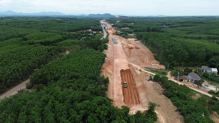 Dự án đường cao tốc Bắc - Nam chạy xuyên qua những khu rừng, những bản làng vùng cao Quảng Trị -Ảnh: Nguyễn Phúc