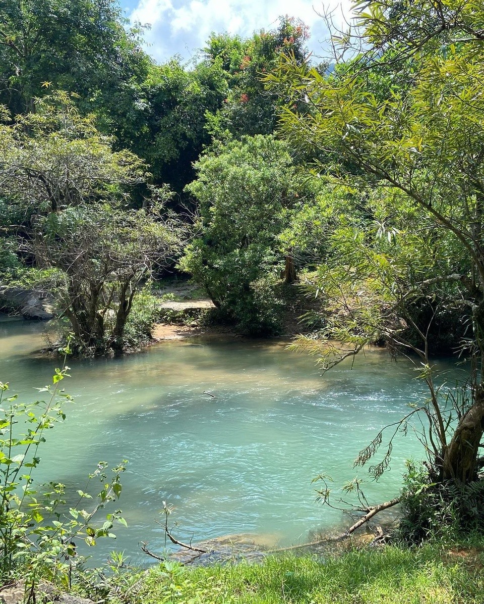 Đến thôn Chênh Vênh, du khách sẽ cảm nhận vẻ đẹp của núi rừng, thả mình vào dòng thác tươi mát. Ảnh: Nguyễn Hải Thọ, @_qiuxian_.