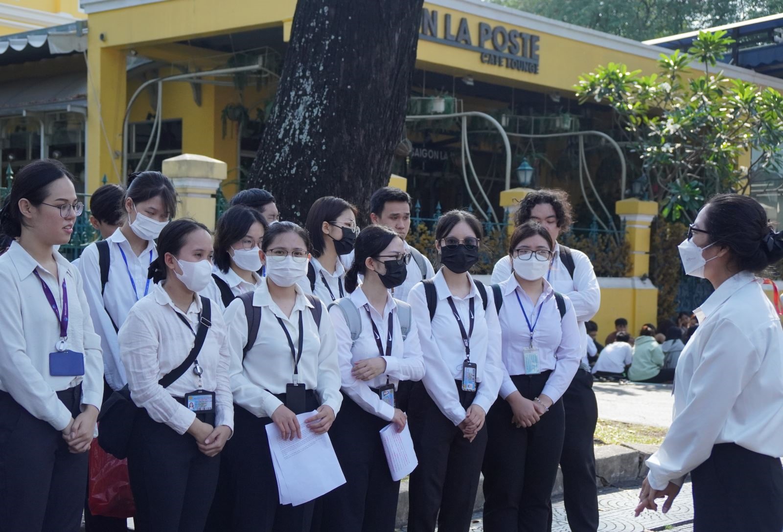 Sinh viên ngành du lịch đang thuyết trình về điểm đến tại Bưu điện TP Hồ Chí Minh trong giờ học thực hành. Ảnh: Hoàng Tuyết/Báo Tin tức