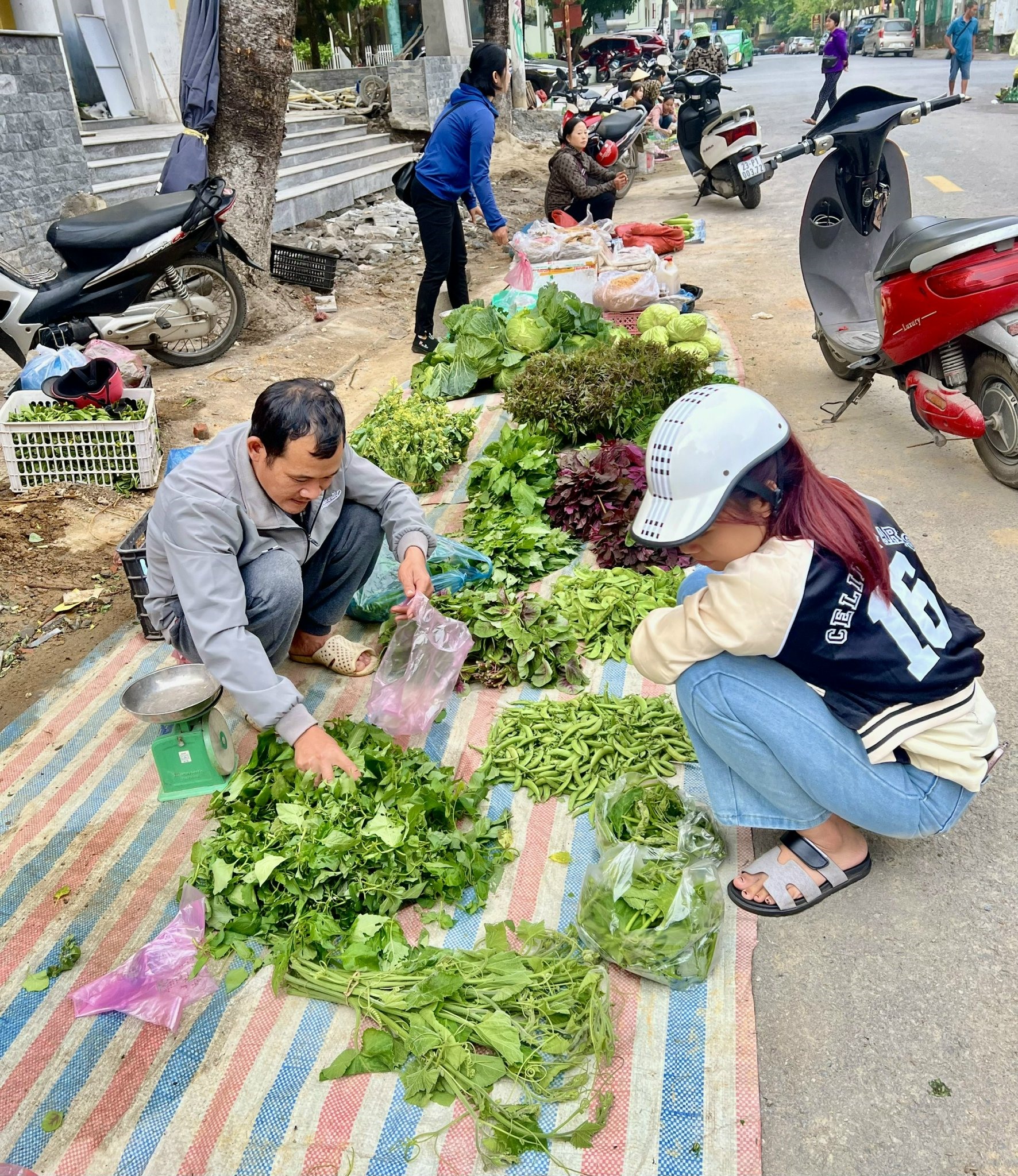 Anh Vương Quốc Dương bán rau tại một góc phố nhỏ của TP. Hà Giang -Ảnh: M.T