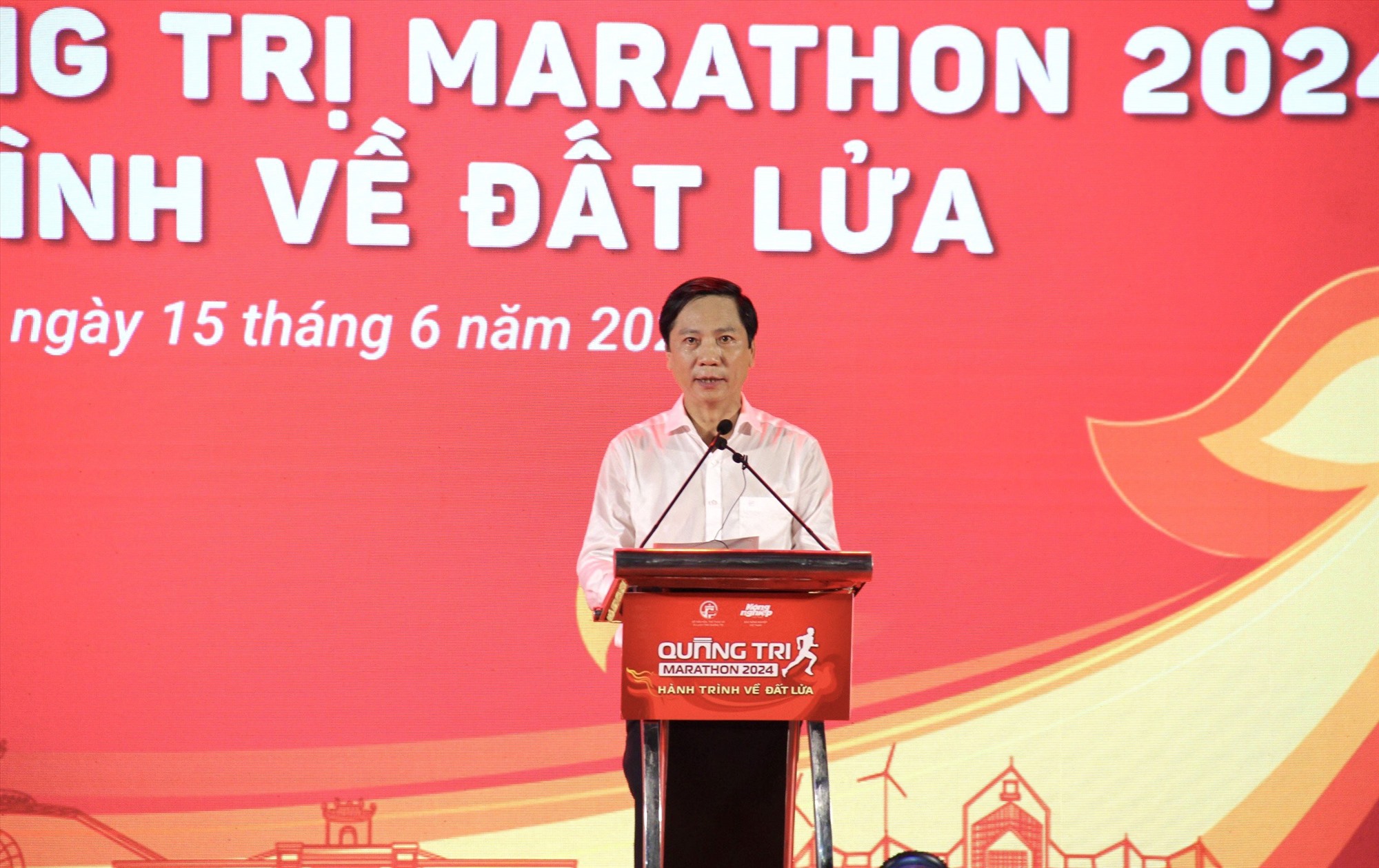 Phó Chủ tịch UBND tỉnh Hoàng Nam phát biểu tại Đêm Tri ân và Lễ khai mạc Giải chạy Quảng Trị Marathon 2024 - Hành trình về Đất lửa - Ảnh: MĐ