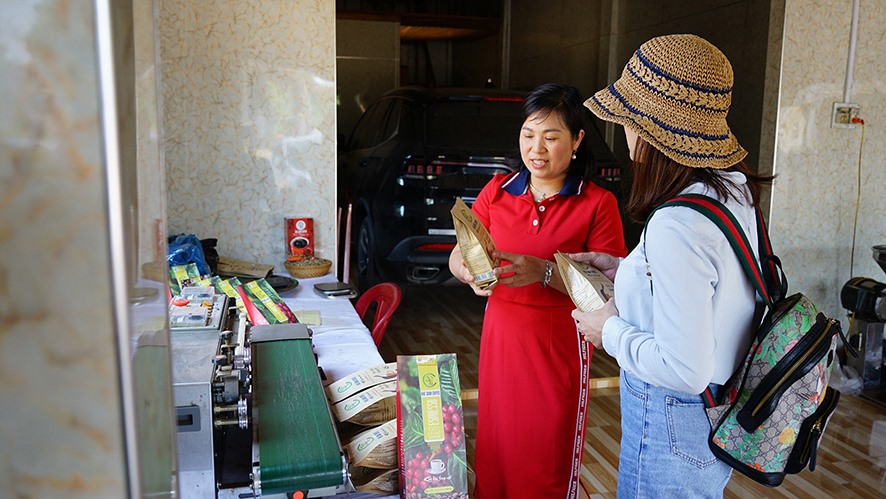 Chị Nguyễn Thị Hằng (áo đỏ), Giám đốc HTX Nông sản Khe Sanh giới thiệu về sản phẩm cà phê Khe Sanh đang tham gia đánh giá sản phẩm OCOP 5 sao cấp quốc gia - Ảnh: BẢO BÌNH