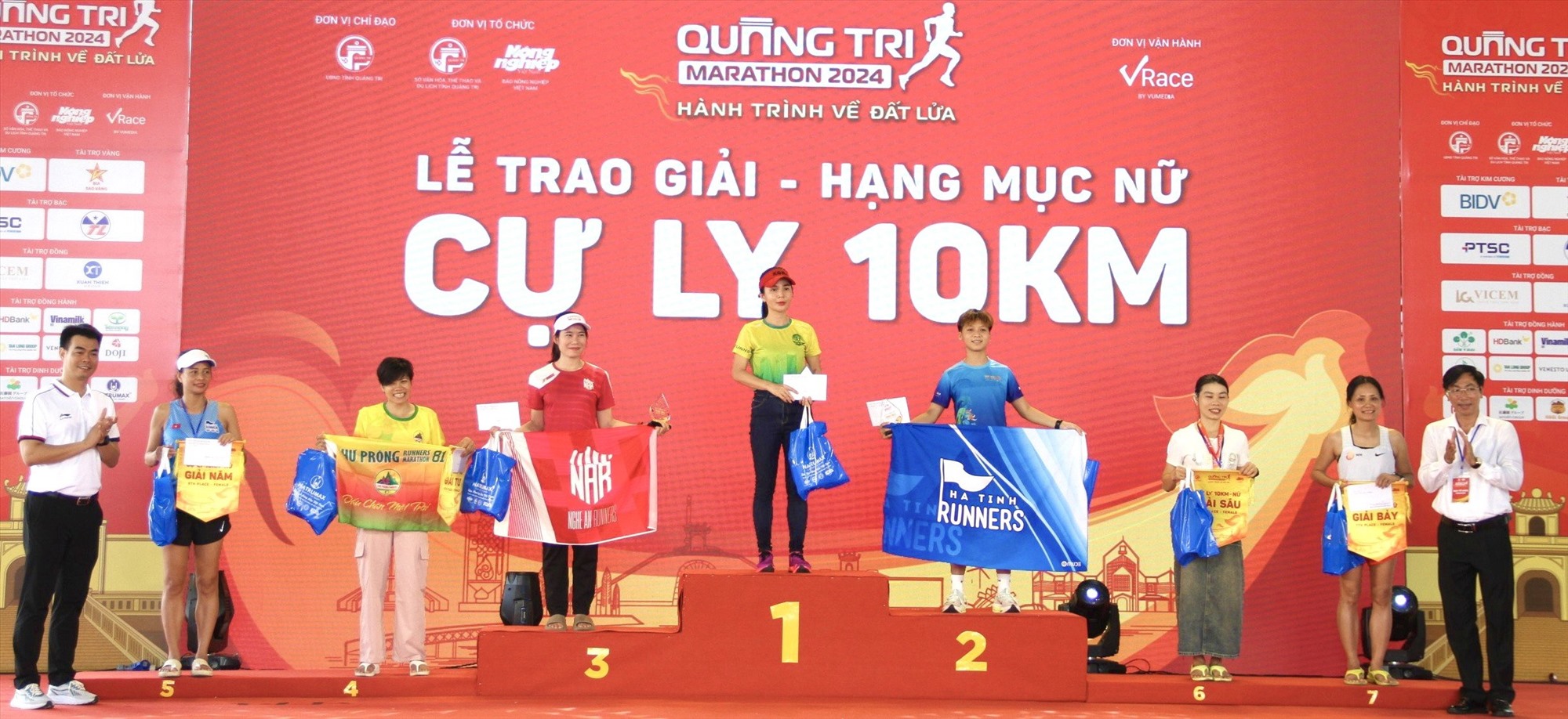 Trao giải cho các VĐV nữ đoạt thành tích cao ở cự ly 10km - Ảnh: MĐ