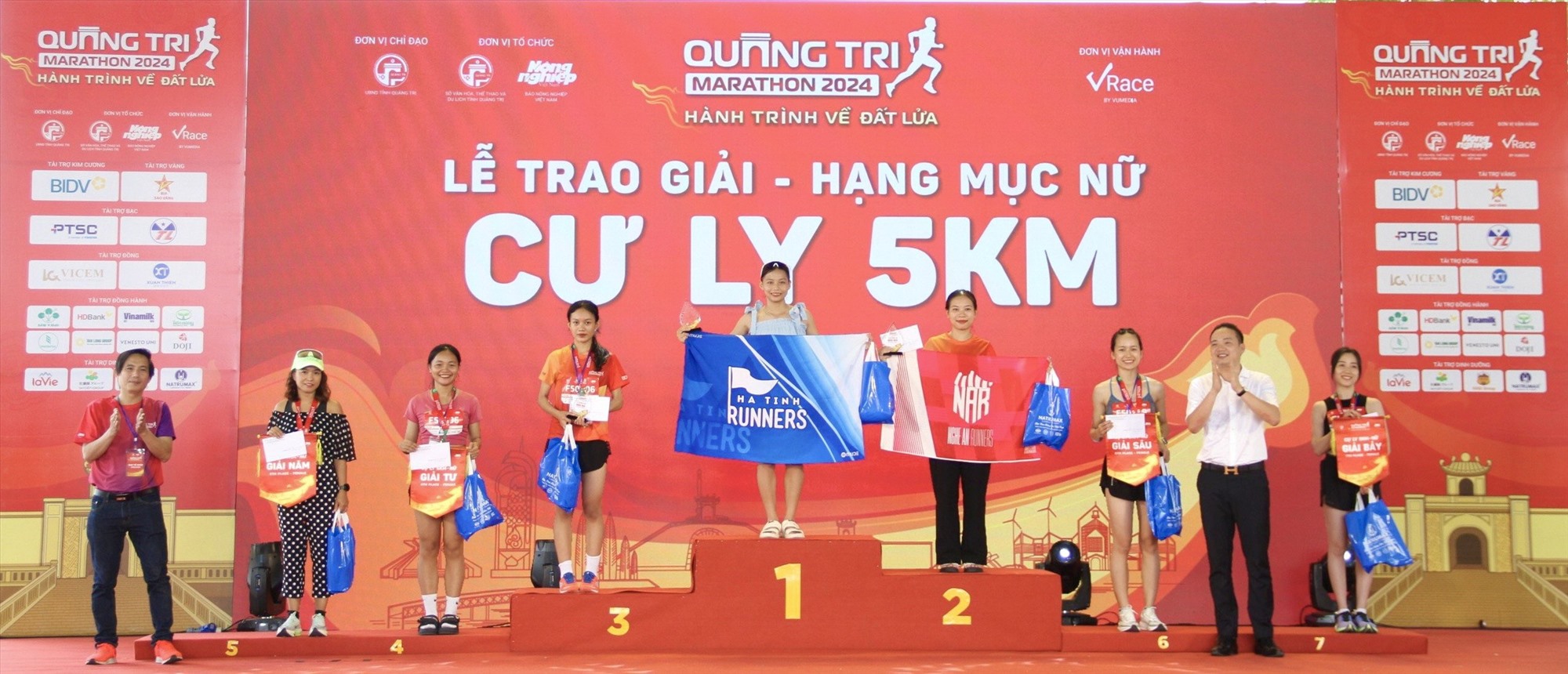 Trao giải cho các VĐV nữ đoạt thành tích cao ở cự ly 5km - Ảnh: MĐ