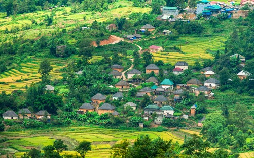 Bản làng của đồng bào Hà Nhì nhìn từ trên cao. Ảnh tư liệu: Long Vũ