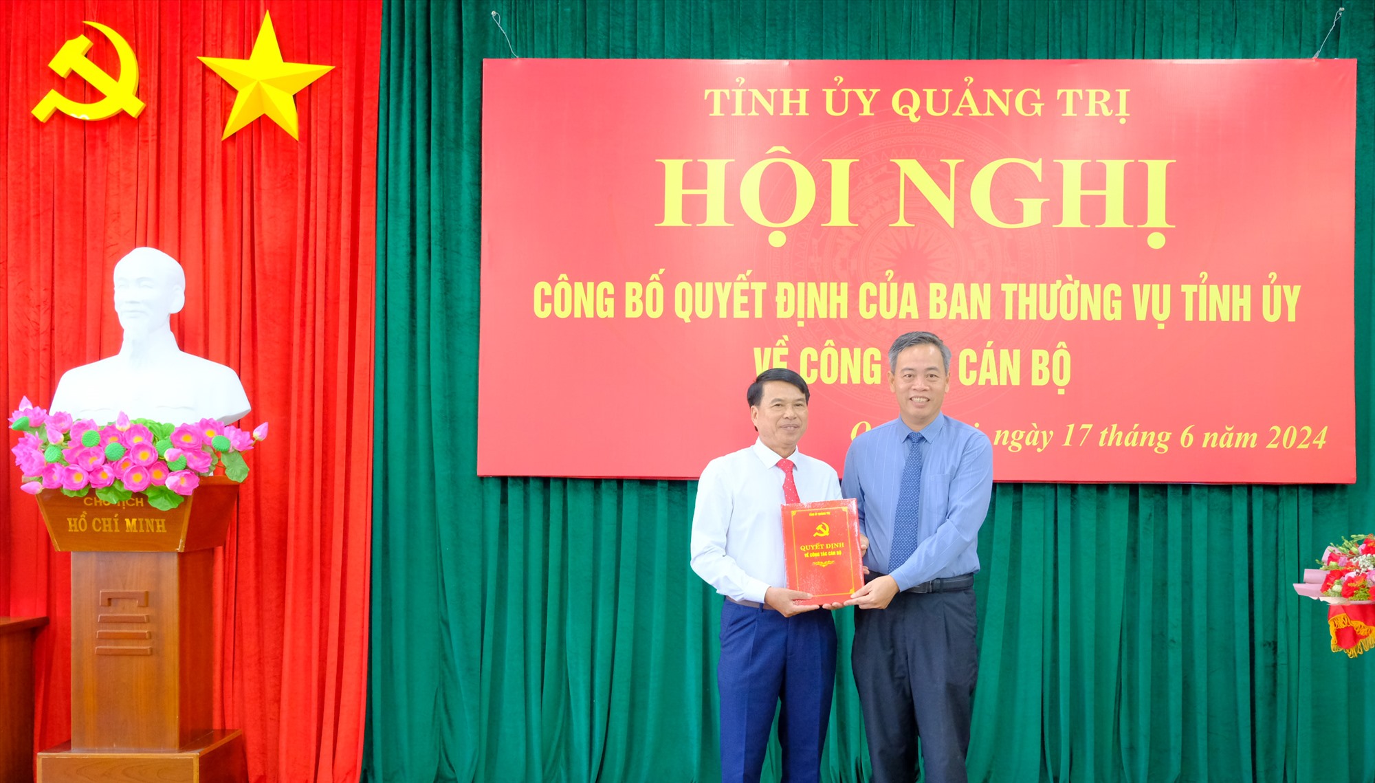 Phó Bí thư Thường trực Tỉnh ủy, Chủ tịch HĐND tỉnh Nguyễn Đăng Quang trao quyết định chuẩn y cho Phó Bí thư Đảng ủy Khối Cơ quan và Doanh nghiệp tỉnh cho ông Hồ Văn Phúng - Ảnh: Trần Tuyền