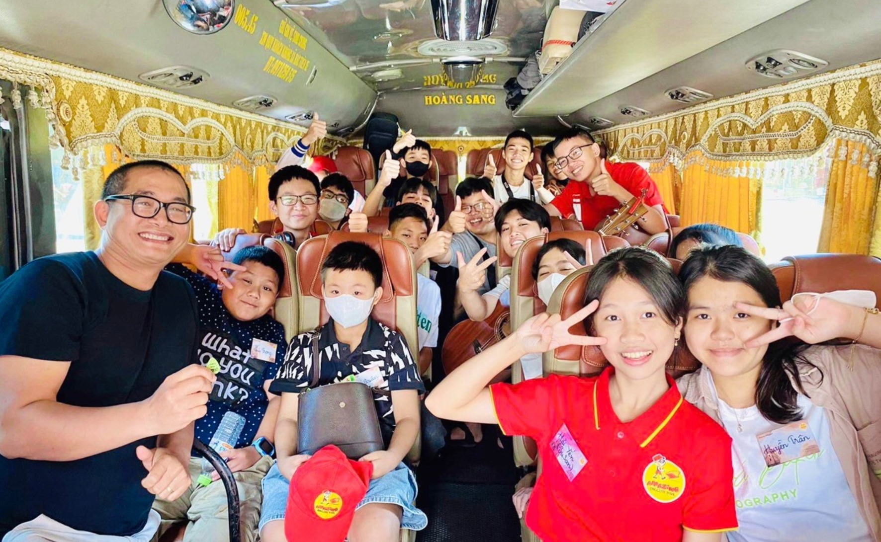 Thầy giáo Võ Chiến Thuật (ngoài cùng bên trái) trong chuyến dẫn đoàn học sinh tham gia tour trải nghiệm tiếng Anh -Ảnh: NVCC