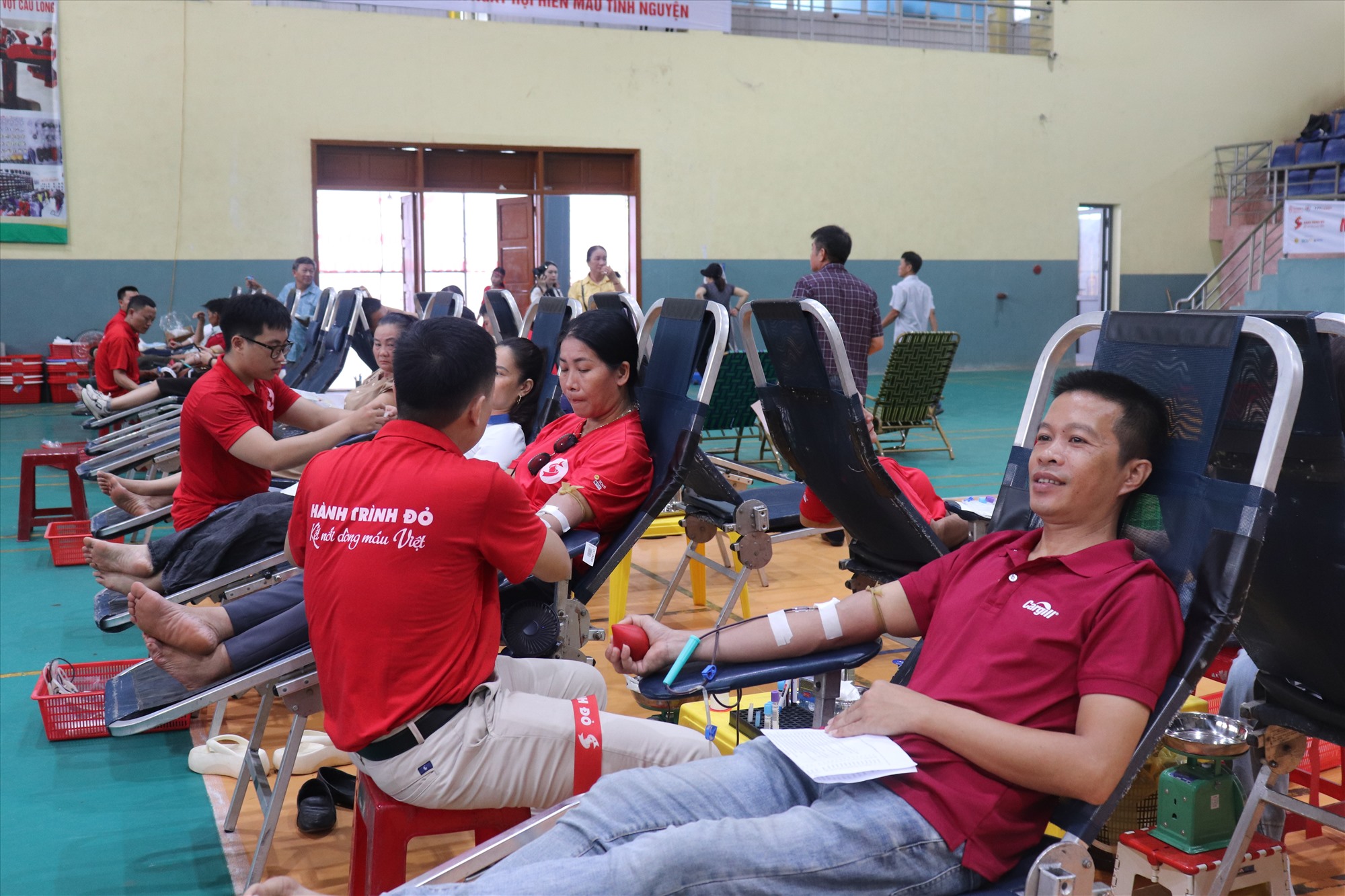 Người dân tham gia hiến mái tại Ngày hội hiến máu tình nguyện “Kết nối dòng máu Việt” năm 2024 - Ảnh: T.P