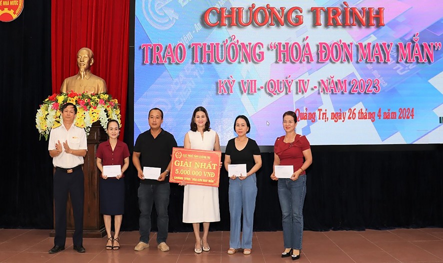 Cục Thuế tỉnh trao thưởng cho các cá nhân trúng thưởng tại chương trình “Hóa đơn may mắn”, kỳ quay thưởng số VII - Quý IV - năm 2023 -Ảnh: T.X.T