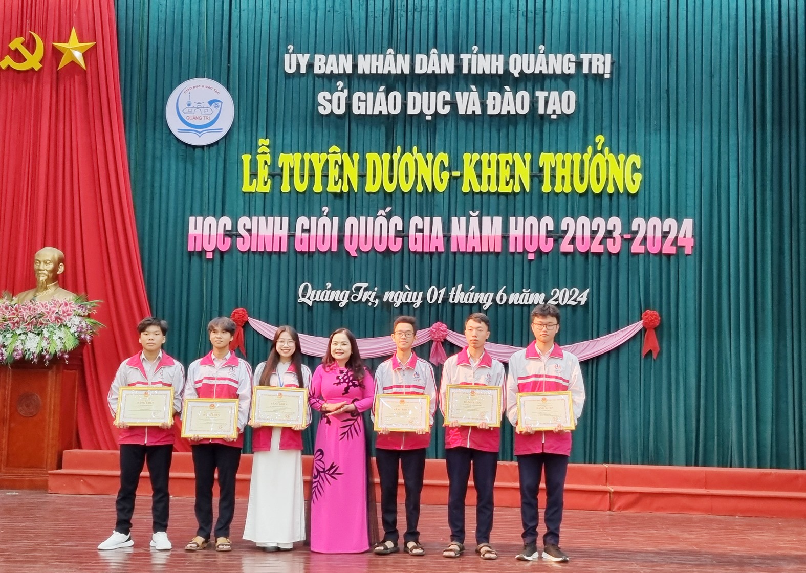 Hoc sinh đoạt giải Nhất, Nhì HSGQG nhận bằng khen của Bộ trưởng Bộ GD&ĐT - Ảnh: Tú Linh