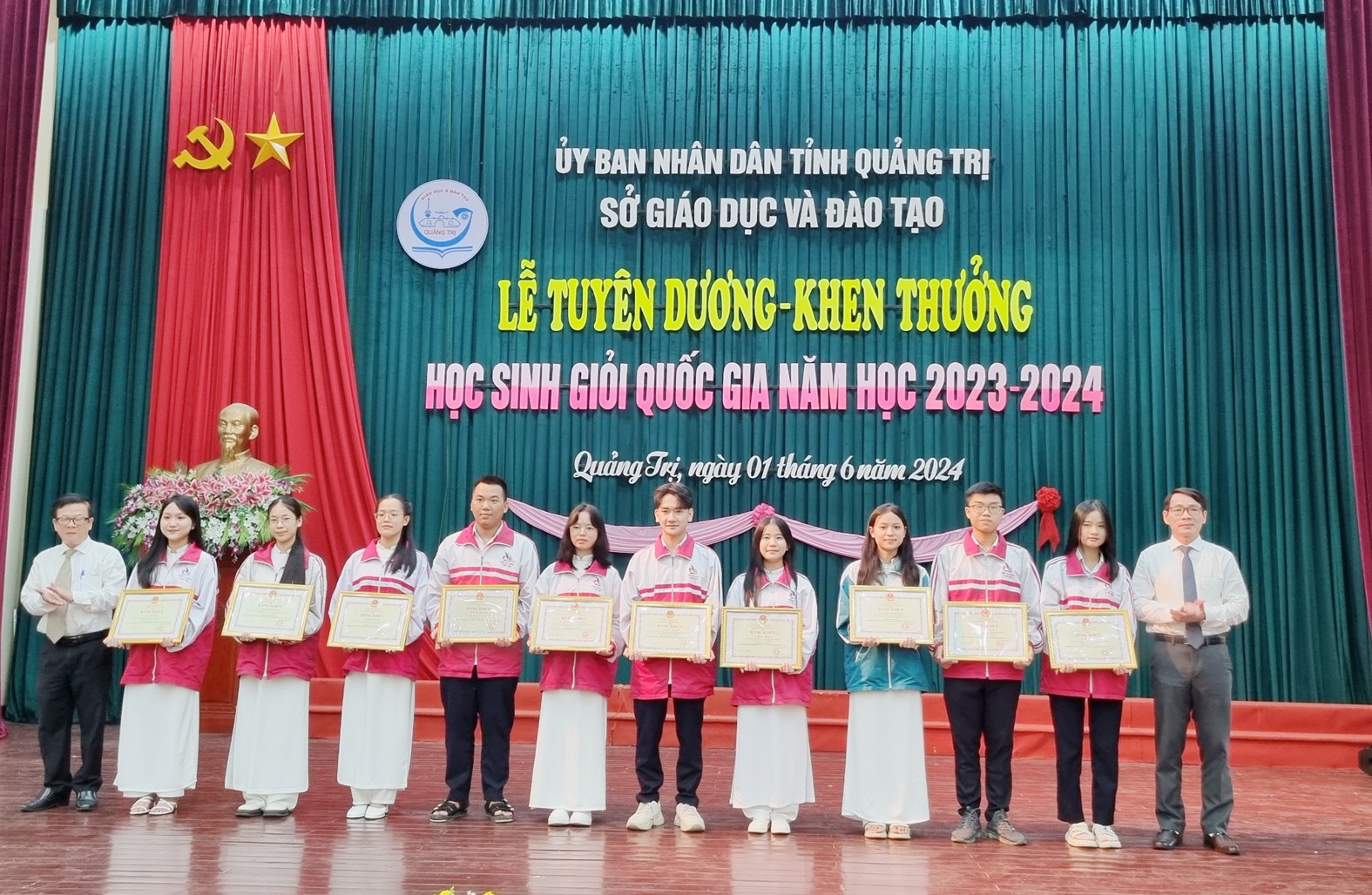 Hoc sinh đoạt giải Ba HSGQG nhận bằng khen của Bộ trưởng Bộ Giáo dục và Đào tạo - Ảnh: Tú Linh