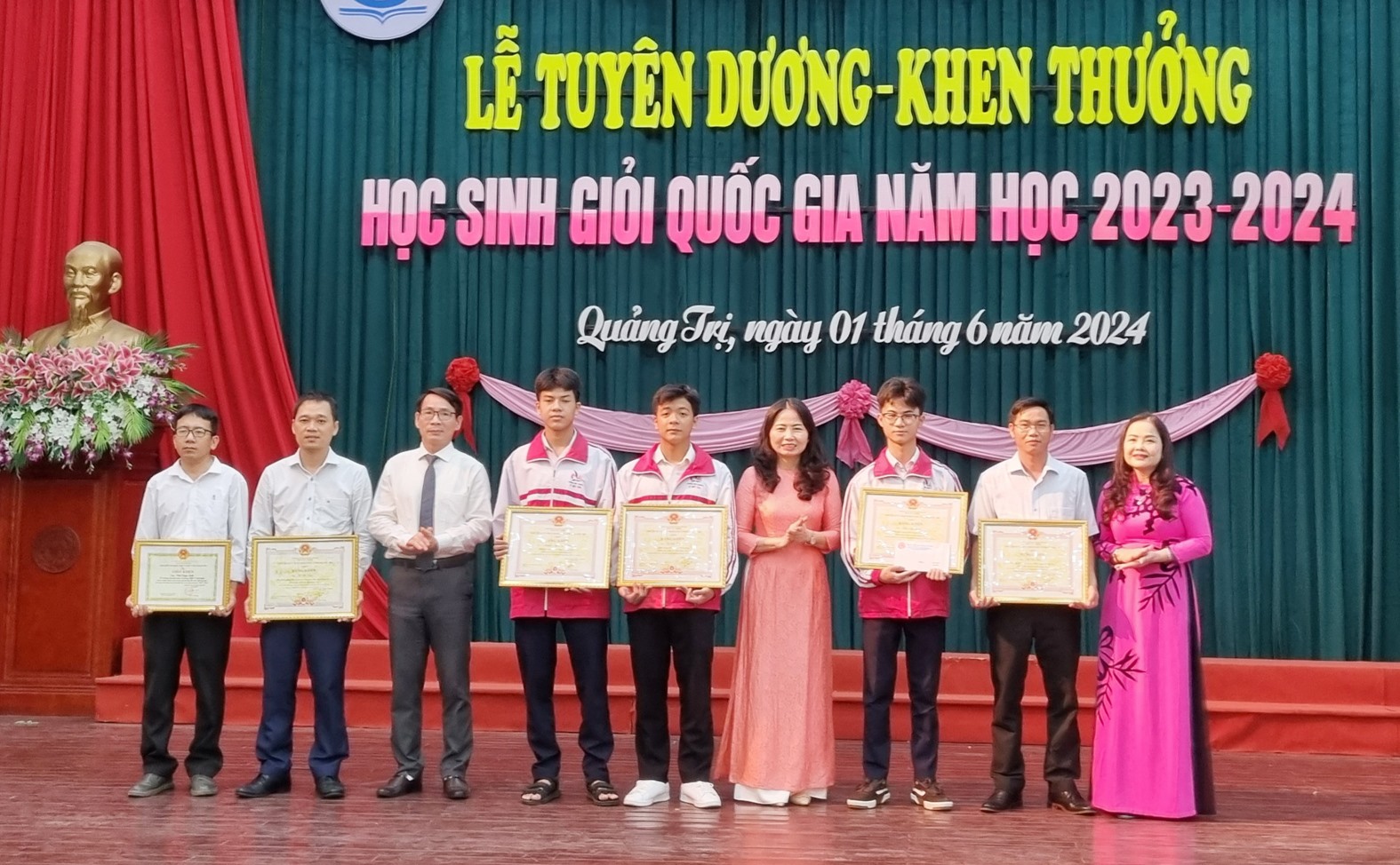 Học sinh đoạt giải Nhất và Ba tại Cuộc thi Khoa học, Kỹ thuật quốc gia và giáo viên hướng dẫn nhận bằng khen của Chủ tịch UBND tỉnh - Ảnh: Tú Linh