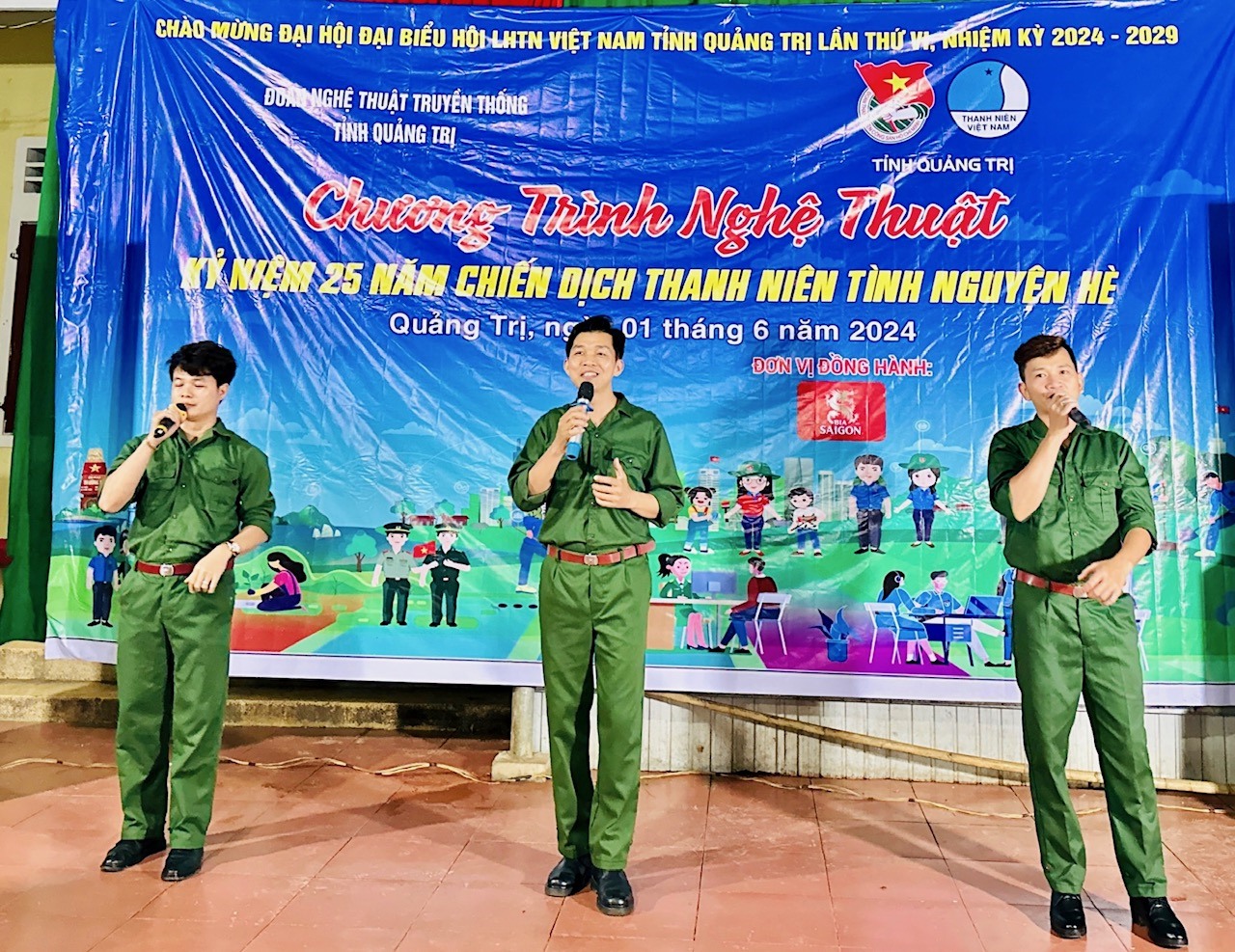 Đoàn Nghệ thuật truyền thống tỉnh Quảng Trị biểu diễn văn nghệ phục vụ các em thiếu nhi và người dân xã Hướng Sơn - Ảnh: N.B