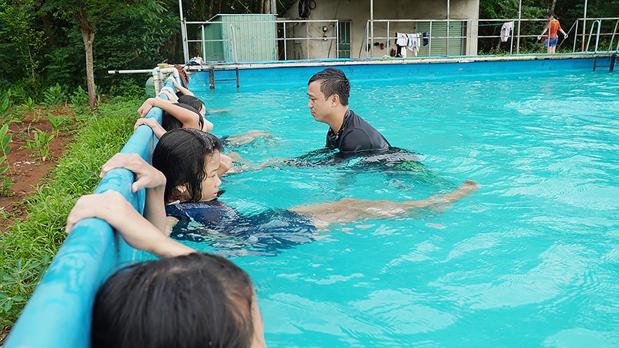 Anh Nguyễn Tuấn Tùng dạy bơi cho học sinh có hoàn cảnh khó khăn -Ảnh: ANH VŨ