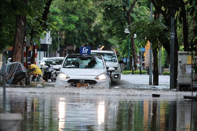 Phố Nguyễn Gia Thiều, quận Hoàn Kiếm (Hà Nội) “biến” thành sông sau trận mưa lớn sáng 24/6. Ảnh: Hoàng Hiếu/TTXVN