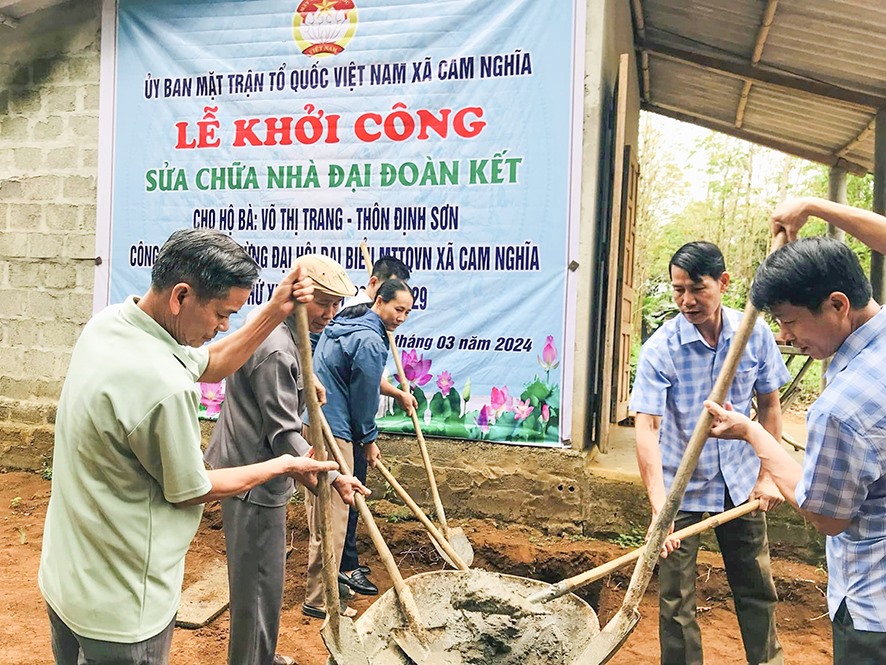 Khởi công xây dựng nhà Đại đoàn kết cho bà Võ Thị Trang ở thôn Định Sơn, xã Cam Nghĩa, huyện Cam Lộ - Ảnh: N.P