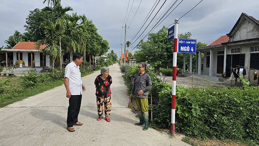 Người dân thôn Lam Thủy, xã Hải Hưng vui mừng khi con đường liên thôn được đặt tên, nhà được gắn số -Ảnh: T.T