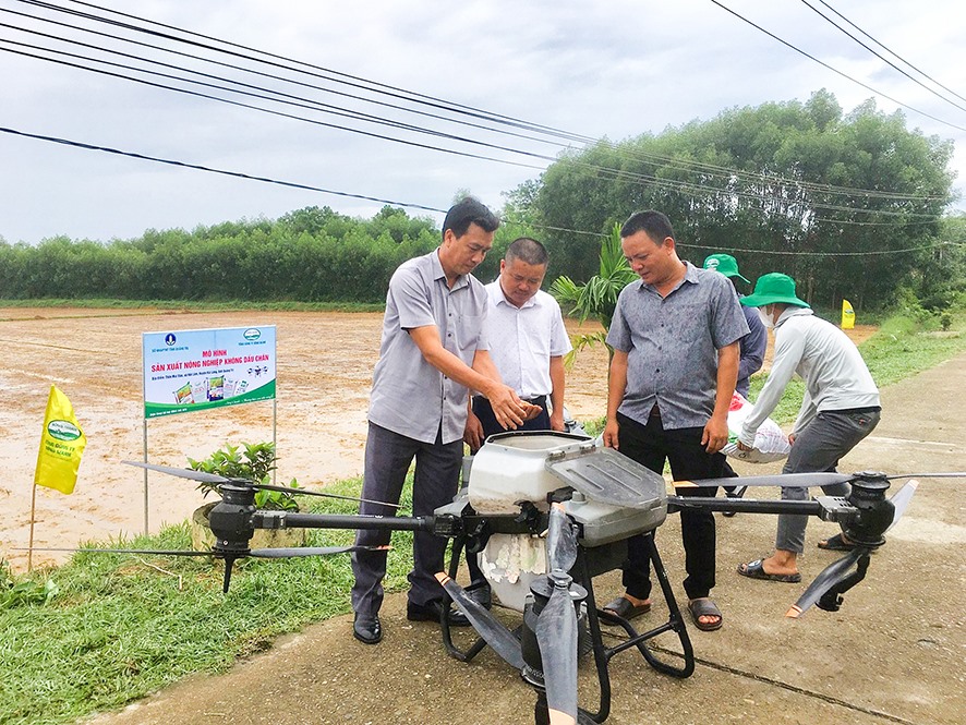 Chuẩn bị phương tiện để triển khai mô hình sản xuất nông nghiệp “không dấu chân” tại Hợp tác xã Mai Đàn, xã Hải Lâm, huyện Hải Lăng -Ảnh: L.A