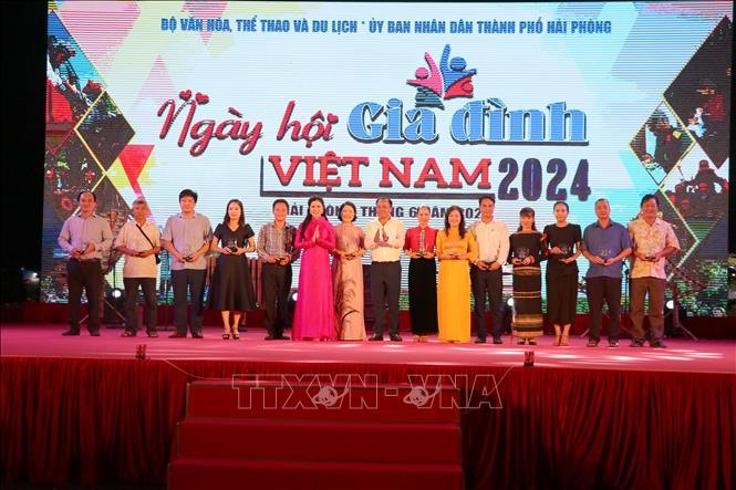 Ban tổ chức trao quà cho các đoàn tham dự Ngày hội Gia đình Việt Nam năm 2024. Ảnh: Hoàng Ngọc/TTXVN