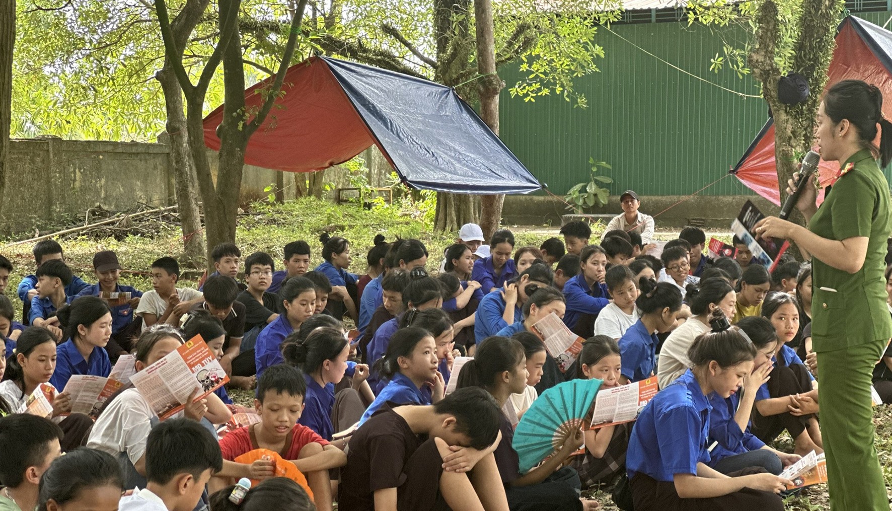 Lực lượng phòng, chống ma túy Công an Quảng Trị tuyên truyền tác hại của ma túy cho học sinh Trường Tiểu học và THCS Cam Hiếu, huyện Cam Lộ - Ảnh: CAQT