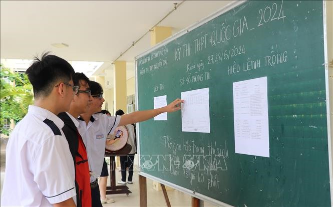 Thí sinh tại điểm thi trường THPT Nguyễn Trãi (thành phố Tuy Hòa) xem sơ đồ phòng thi. Ảnh: Tường Quân/TTXVN