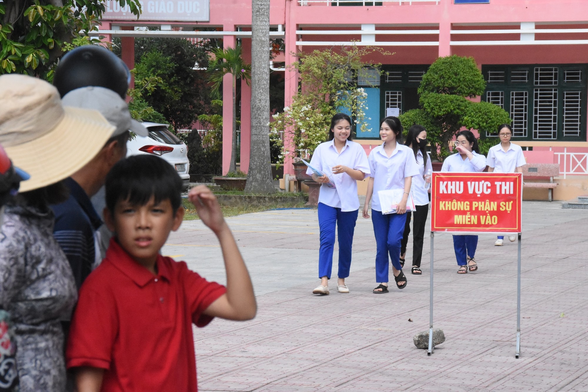 Thí sinh tại Hội đồng thi Trường THPT Chuyên Lê Quý Đôn, TP. Đông Hà rời phòng thi sau khi kết thúc môn thi Ngữ văn- Ảnh: ĐV