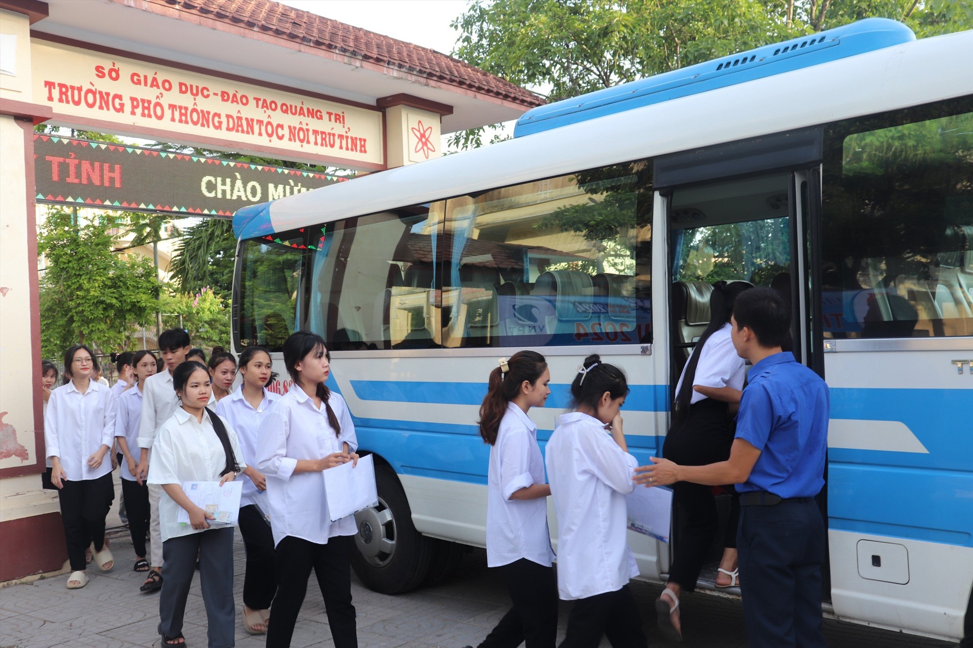 Trường Phổ thông dân tộc nội trú tỉnh hỗ trợ xe đưa đón các thí sinh thi tại các điểm trường xa - Ảnh: T.P