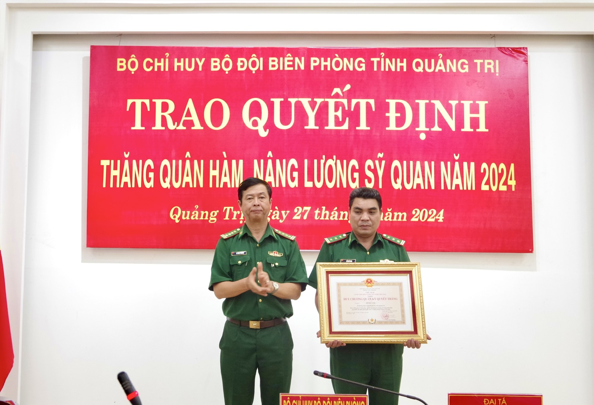 Bộ Chỉ huy BĐBP tỉnh Quảng Trị trao Huy chương Quân kỳ Quyết thắng cho đồng chí Thượng tá Hồ Phú Vinh- Phó Chính ủy BĐBP Quảng Trị.