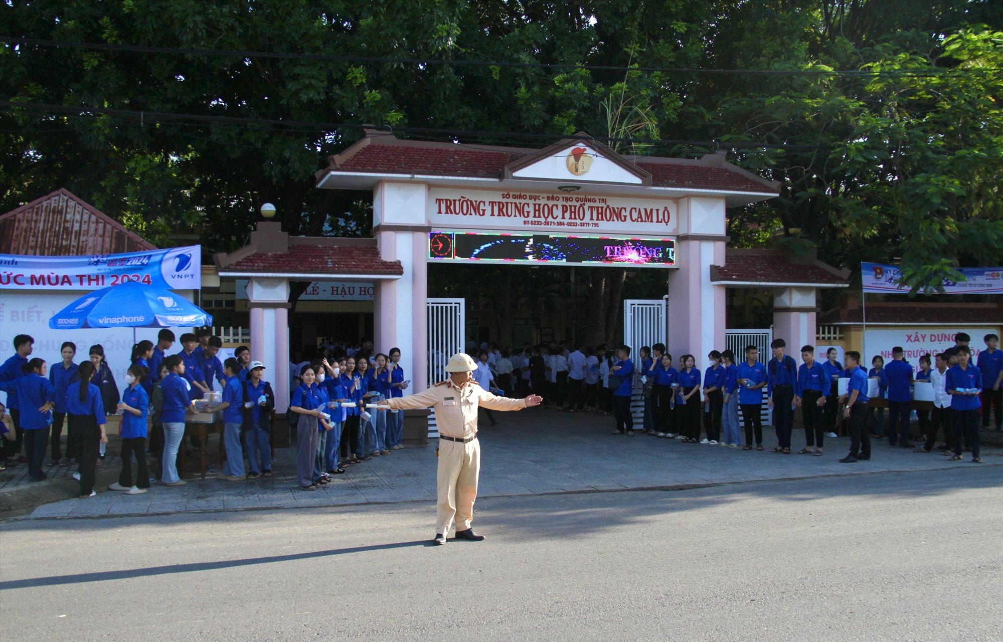 Lực lượng cảnh sát giao thông điều tiết giao thông tại điểm thi Trường THPT Cam Lộ, huyện Cam Lộ - Ảnh: MĐ