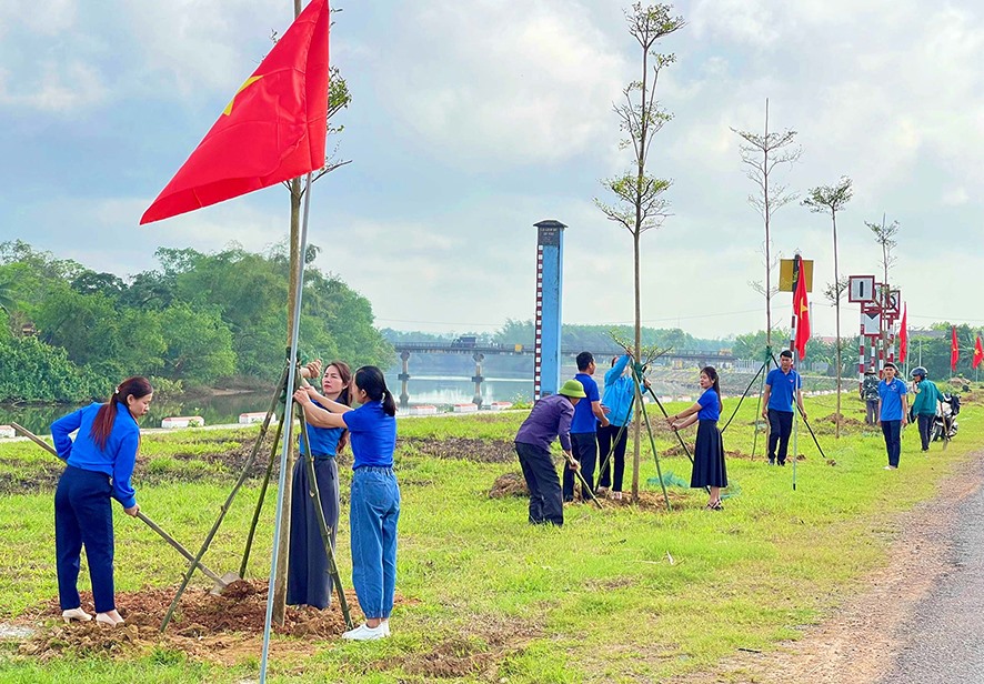 Tuổi trẻ xã Vĩnh Thủy, huyện Vĩnh Linh chung tay xây dựng nông thôn mới kiểu mẫu - Ảnh: T.L