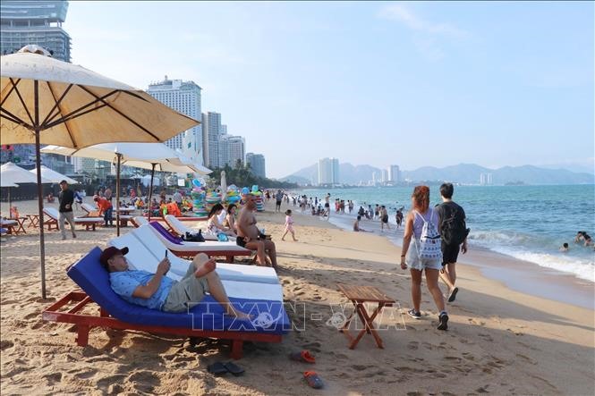 Nha Trang có bãi biển đẹp, thu hút du khách trong nước và quốc tế. Ảnh: Đặng Tuấn/TTXVN