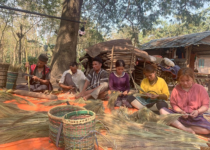 CLB đan lát Tân Thành vừa đem lại thu nhập cho các thành viên vừa góp phần bảo tồn nghề truyền thống - Ảnh: K.S