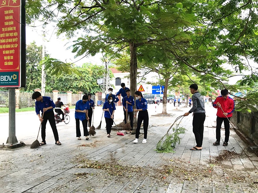 Tuổi trẻ thị xã Quảng Trị vệ sinh môi trường làm đẹp mỹ quan đô thị - Ảnh: N.T.H