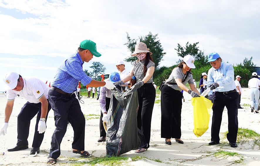 Lãnh đạo tỉnh Quảng Trị, đại diện một số bộ, ngành trung ương và người dân xã Vĩnh Thái (Vĩnh Linh) ra quân làm sạch bãi biển -Ảnh: H.N.K