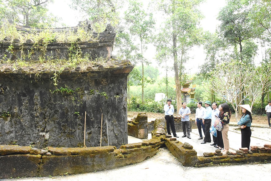 Di tích Lăng mộ Trần Đình Ân ở thôn Hà Trung, xã Gio Châu, huyện Gio Linh hiện vẫn chưa được cắm biển thông tin di tích, nhiều phần công trình có dấu hiệu hư hỏng - Ảnh: Đ.V