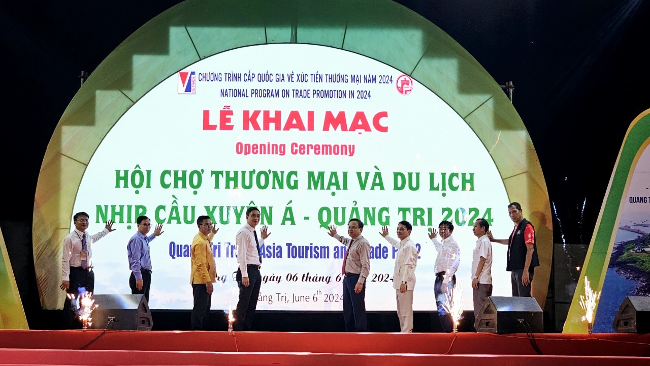 Các đại biểu nhấn nút khai mạc Thương mại và Du lịch - Nhịp cầu Xuyên Á - Quảng Trị 2024 - Ảnh: T.T