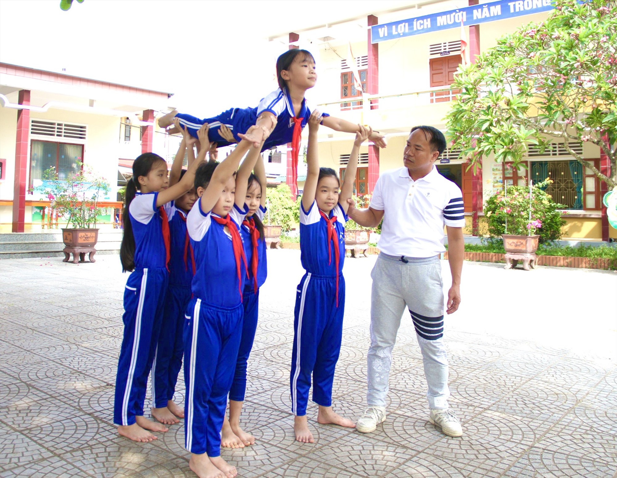 HLV Ngọc Thủy và các vận động viên Aerobic Trường Tiểu học Đông Giang tích cực tập luyện để tham gia Hội khỏe Phù Đổng toàn quốc khu vực III năm 2024 đạt kết quả cao - Ảnh: D.C