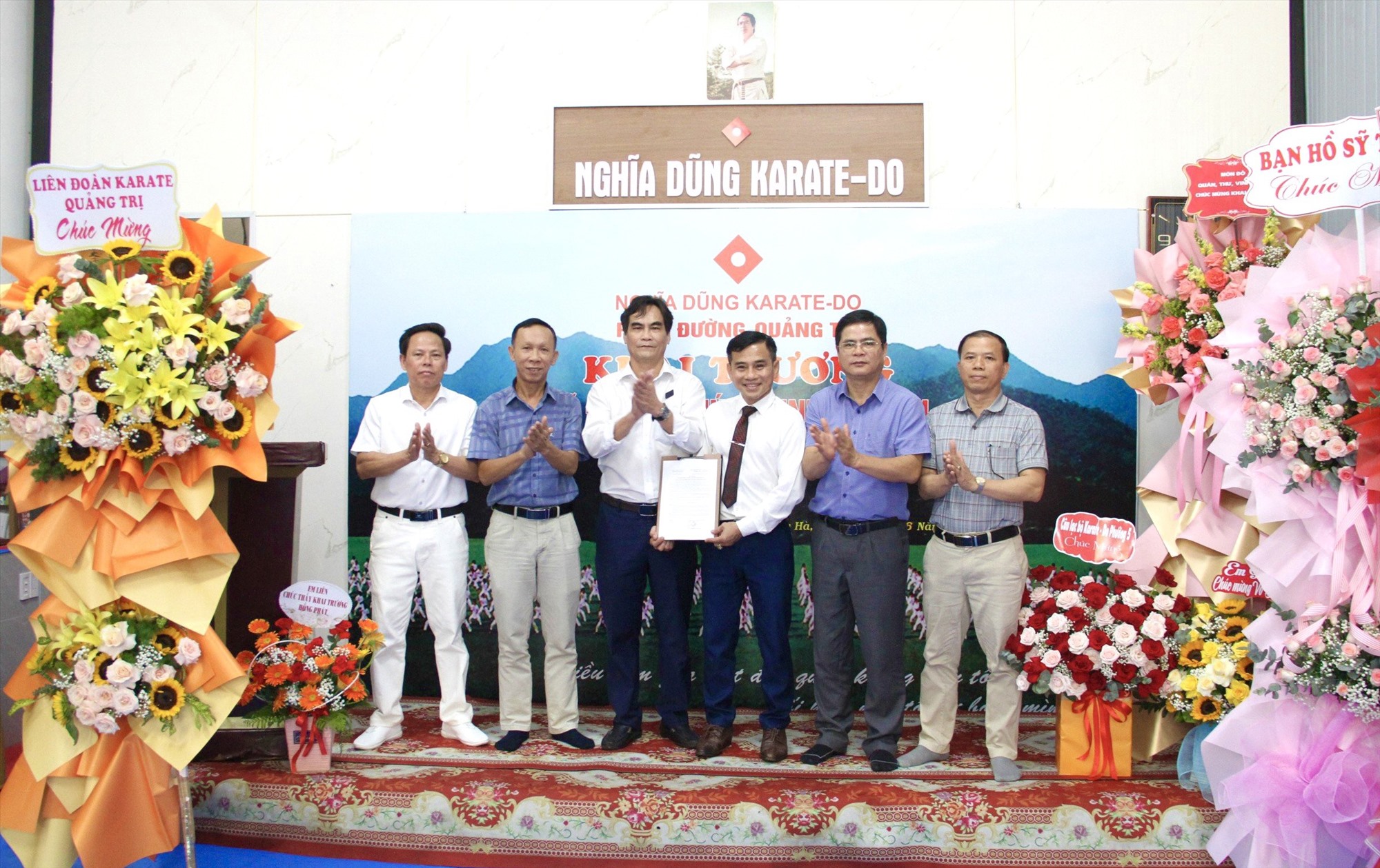 Trao quyết định công nhận Võ đường Phúc Thịnh Nguyên trở thành thành viên của Liên đoàn Karate tỉnh - Ảnh: MĐ