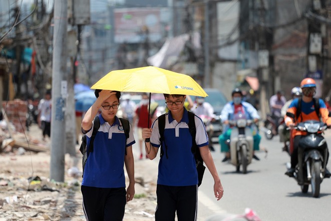 Nhiều khu vực trên cả nước nắng nóng gay gắt.