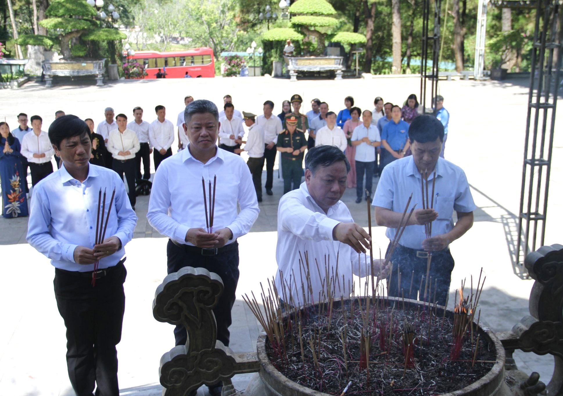 Đoàn công tác TP. Hà Nội và lãnh đạo tỉnh Quảng Trị dâng hương tại Nghĩa trang Liệt sĩ quốc gia Trường Sơn - Ảnh: MĐ