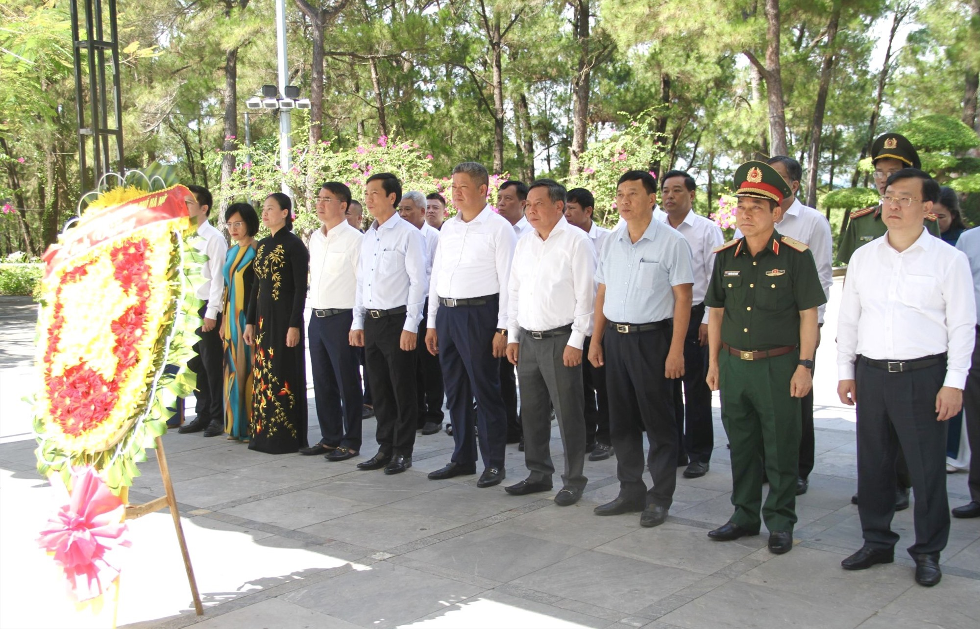 Đoàn công tác TP. Hà Nội và lãnh đạo tỉnh Quảng Trị đặt vòng hoa tại Nghĩa trang Liệt sĩ quốc gia Trường Sơn - Ảnh: MĐ