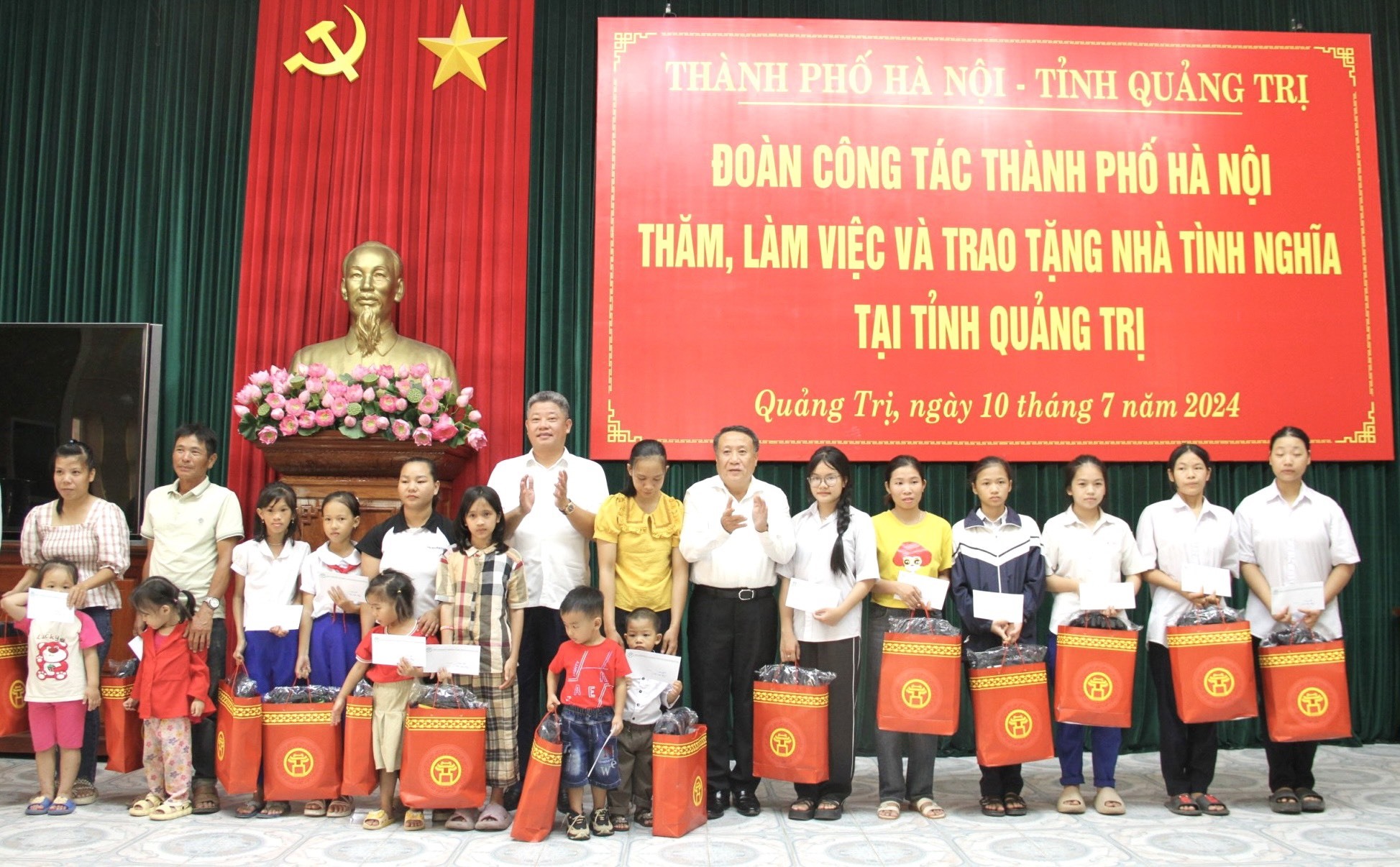 Phó Chủ tịch Thường trực UBND tỉnh Quảng Trị Hà Sỹ Đồng; Phó Chủ tịch UBND TP. Hà Nội Nguyễn Mạnh Quyền tặng quà cho trẻ em có hoàn cảnh khó khăn - Ảnh: MĐ