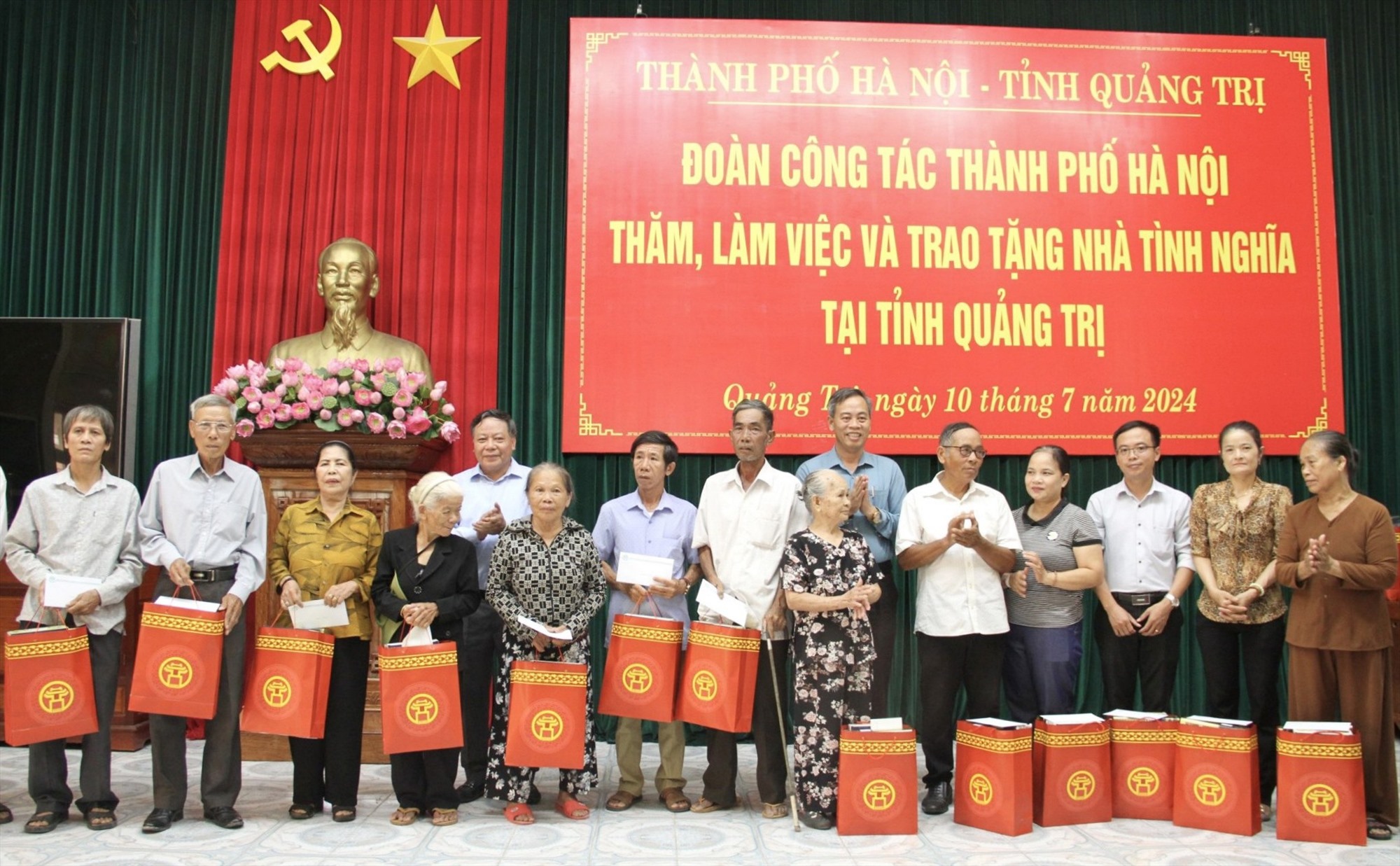 Phó Bí thư Thường trực Tỉnh uỷ, Chủ tịch HĐND tỉnh Nguyễn Đăng Quang; Phó Bí thư Thành ủy Hà Nội Nguyễn Văn Phong tặng quà cho các gia đình có công với cách mạng - Ảnh: MĐ