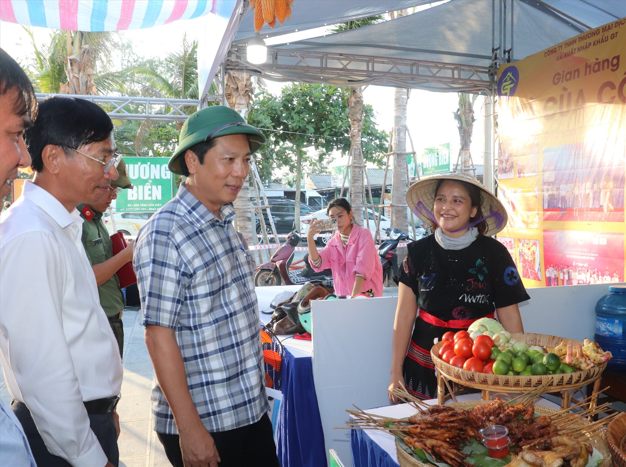 Phó Chủ tịch UBND tỉnh Hoàng Nam đề nghị các đơn vị liên quan tăng cường công tác đảm bảo vệ sinh an toàn thực phẩm tại lễ hội - Ảnh: TP