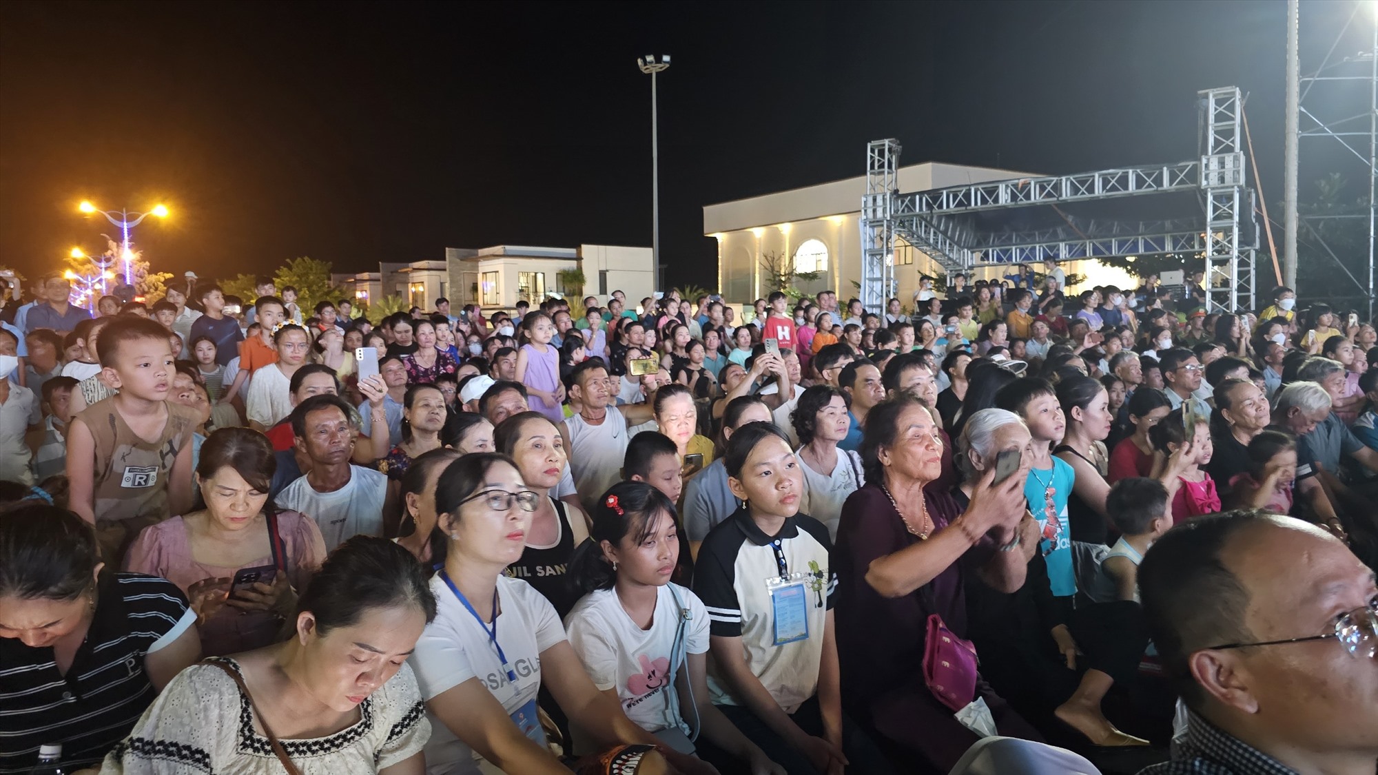 Phó Chủ tịch Thường trực UBND tỉnh Hà Sỹ Đồng tham quan một số gian hàng tại Lễ hội Văn hóa - Ẩm thực quốc tế “Hương vị miền hoa nắng” - Ảnh: T.P